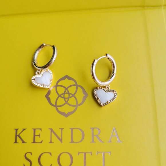 Kendra Scott Ari Heart Gold Ivory Pearl Earrings New - Picture 1 of 3